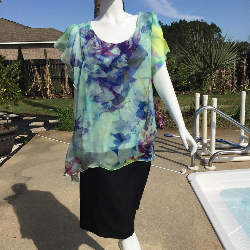 One world XL Floral Watercolor Sharkbite Top